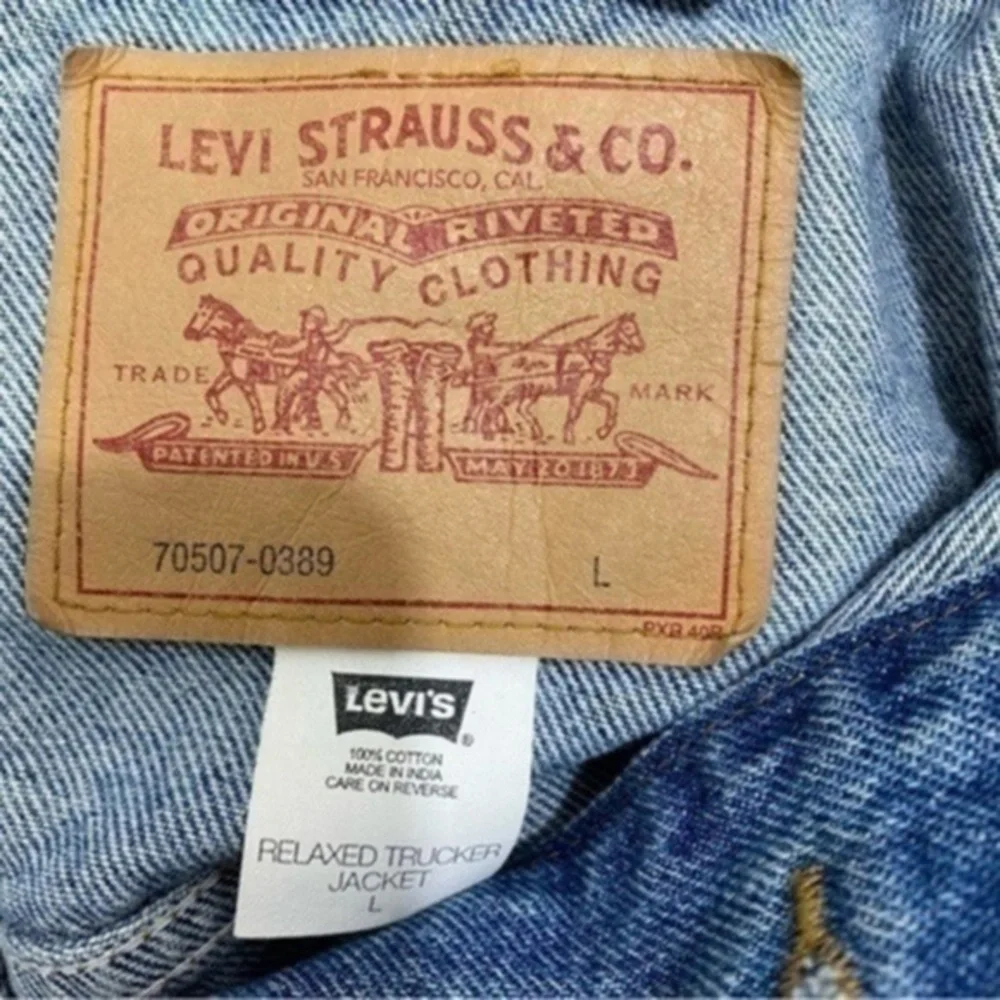Vintage Levi’s Relaxed Fit Truckers denim Jacket Size L Color Blue
